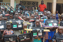 Remise de kits scolaires aux bénéficiaires du projet